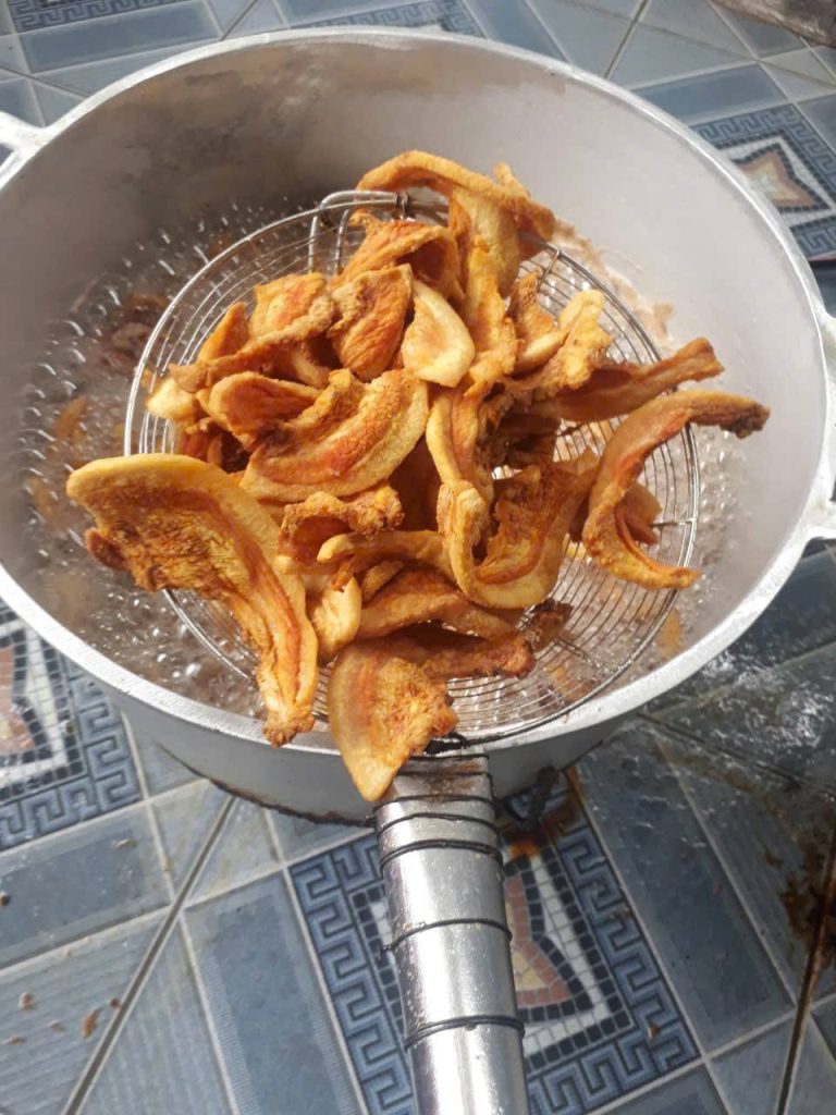 Chiên tóp mỡ triều khúc tại xưởng